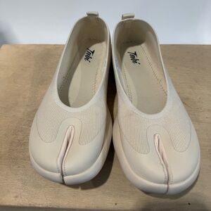 Tabi Women's Cream Split-Toe Slip-On Sneakers